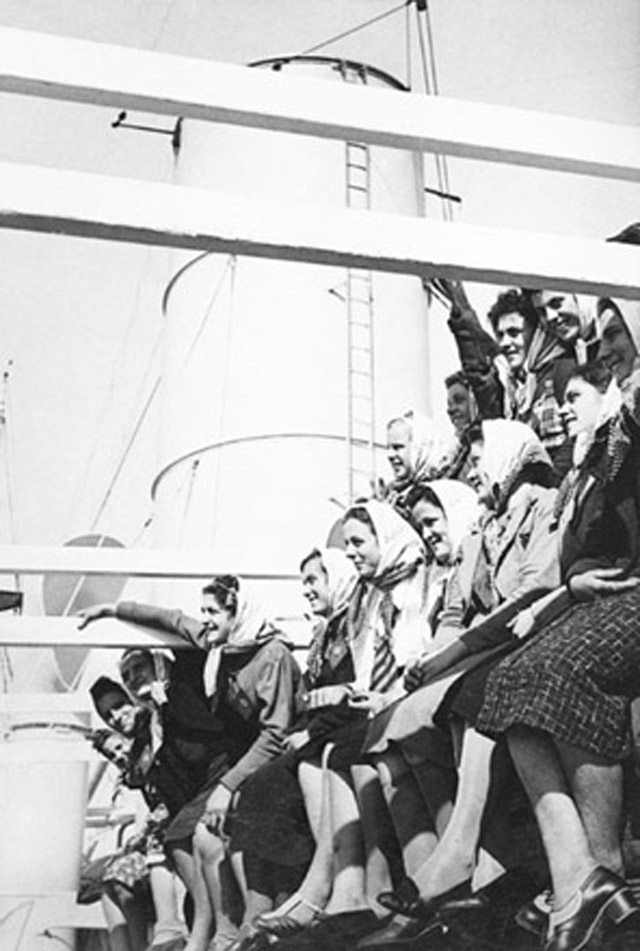 Girls in the Sun aboard the <i>Sardinia</i>