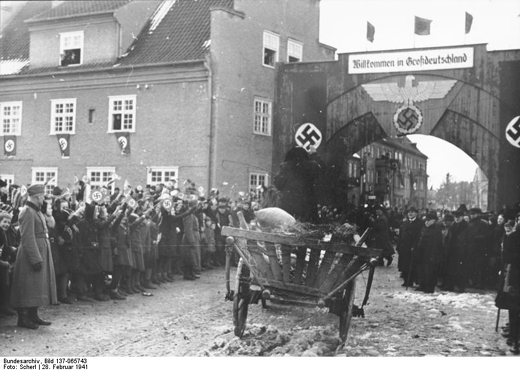 <i>Volksdeutsche</i> Re-settlers Arrive in Greater Germany