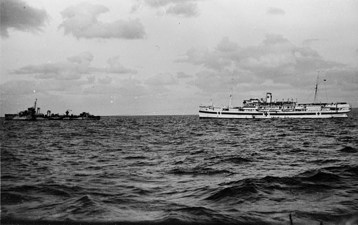 Australian Destroyer To Tow Hospital Ship