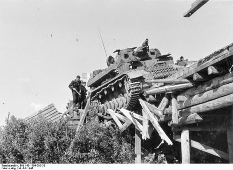 <i>Panzer IV</i> Almost Falls Off  Russian Bridge