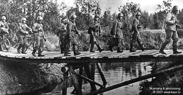 Finnish troops crossing Rajajoki River