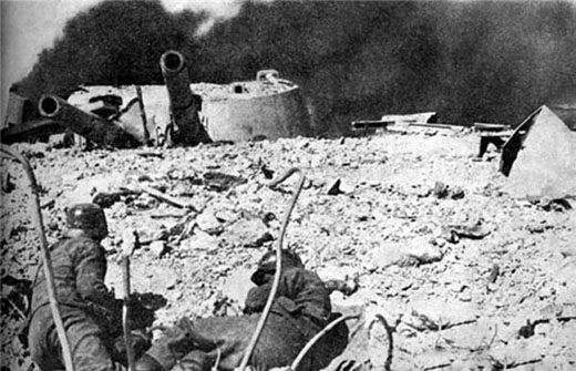 German troops attack Soviet battery