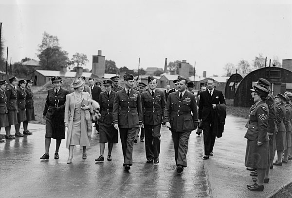 King George and Queen Elizabeth arrive