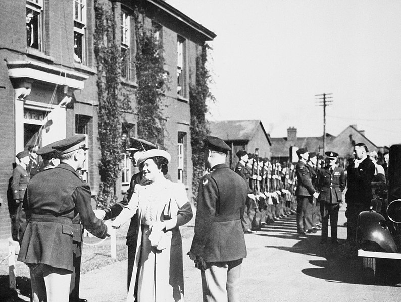 King and Queen Greeted by US Commanders at Duxford