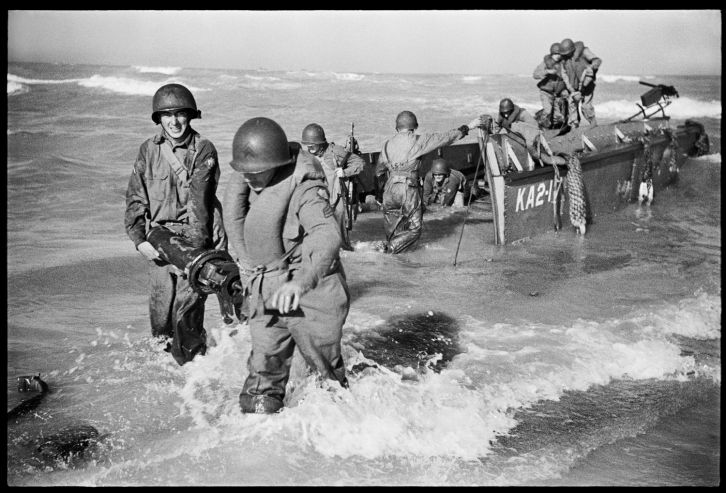 US Soldiers Offloading Equipment