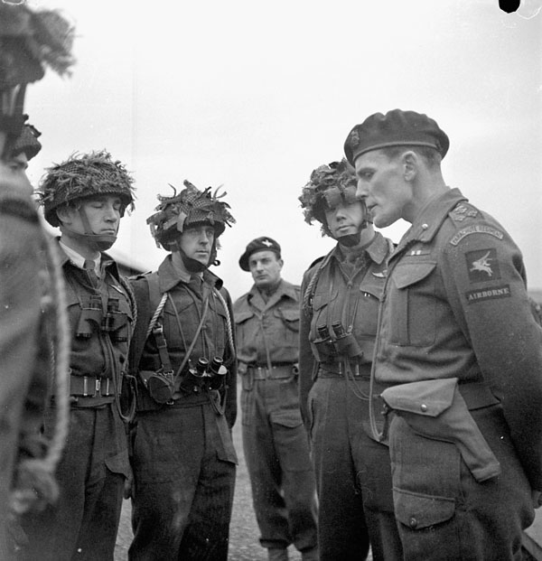 Briefing Canadian Paratroopers