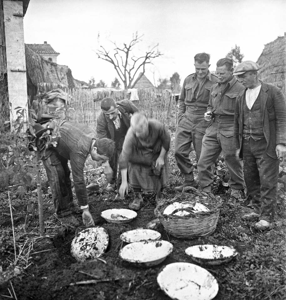 NZ Soldiers and Italian Family