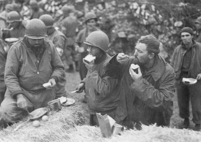 US troops eating