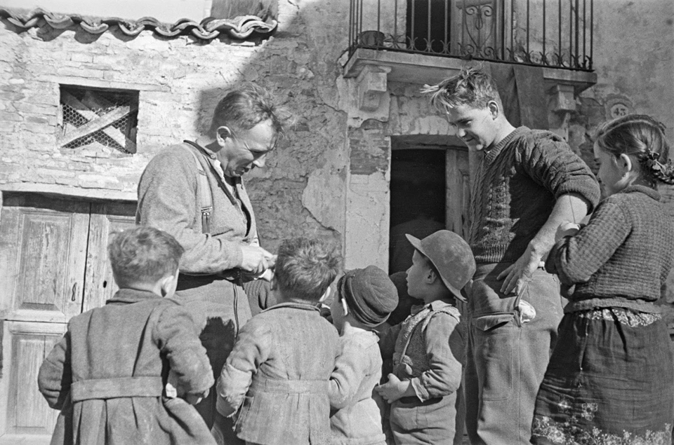 New Zealand Soldiers with Italian Children