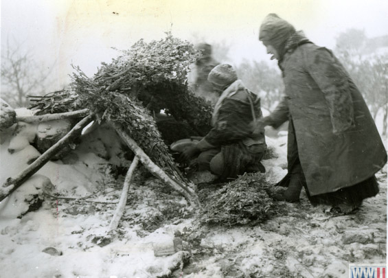 Moroccan troops prepare a meal