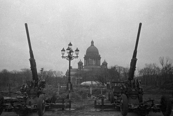 Antiaircrafters guarding the sky of Leningrad