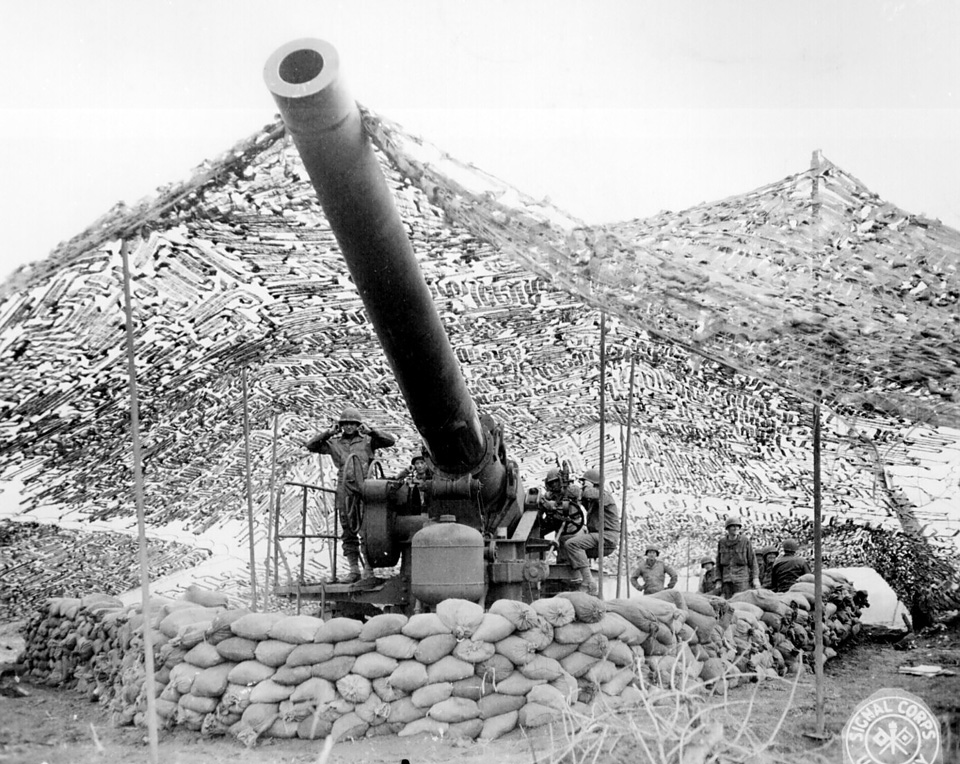 Front view of a 240 mm howitzer