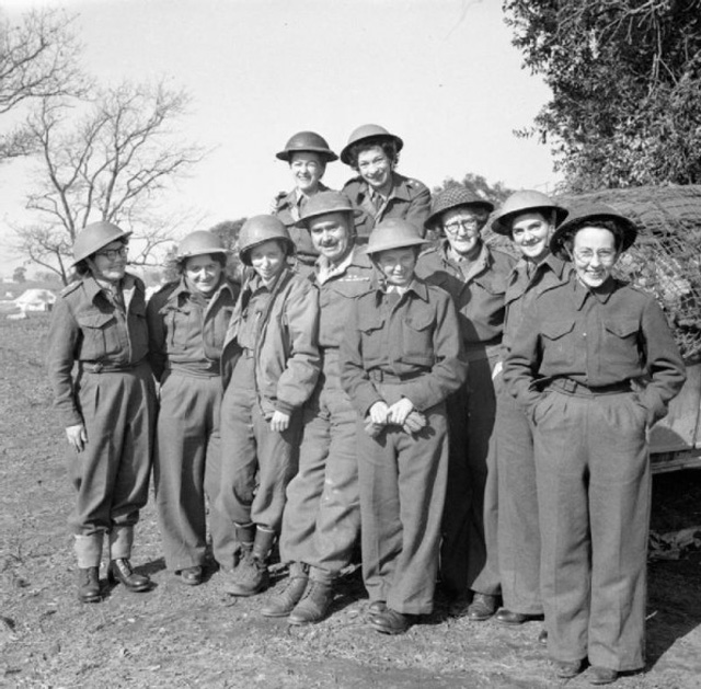 Lt-Col D McVicar with a Group of Nurses