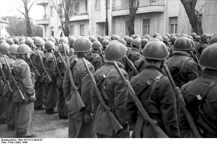 Italian troops of the X MAS