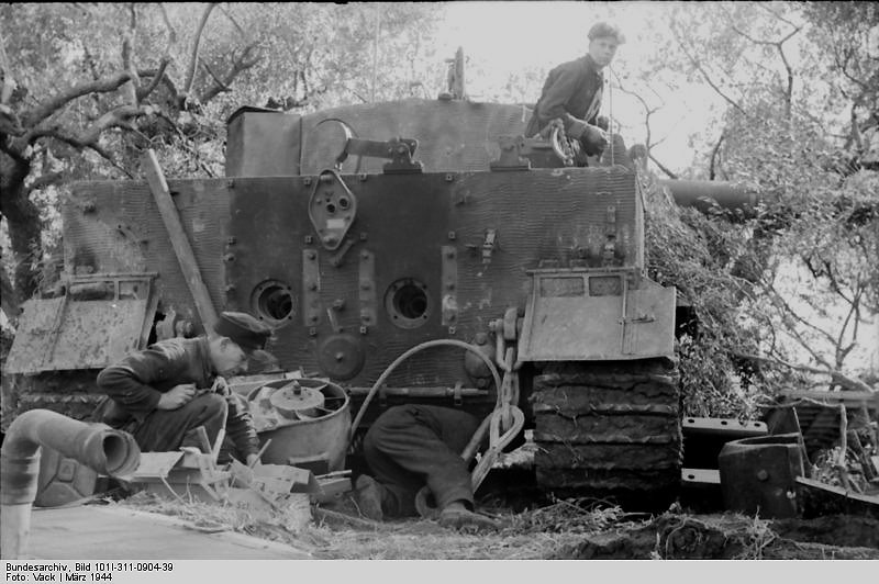 Maintenance for a <i>Pz.Abt. 508, Befehlstiger A2</i>