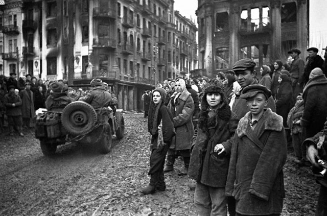 Vinnytsia Residents Welcome Soviet Soldiers-Liberators