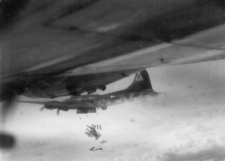 B-17 Flying Fortress releasing bombs