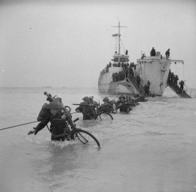 British troops wade ashore