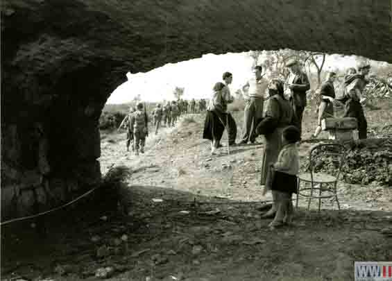 Italian refugees following American troops