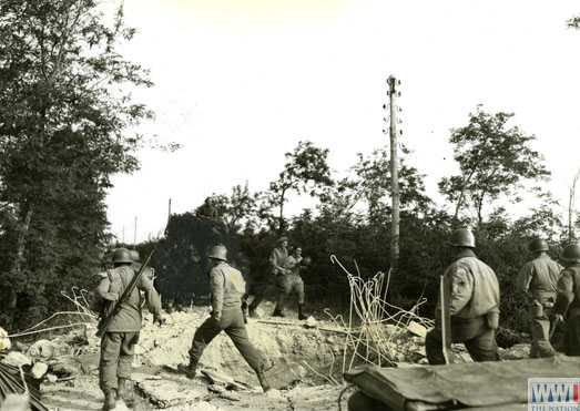 US and British soldiers meet in Terracina