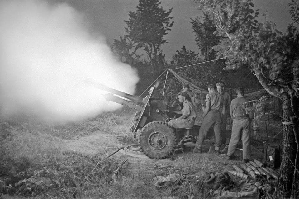 A New Zealand 25pdr Firing at Night