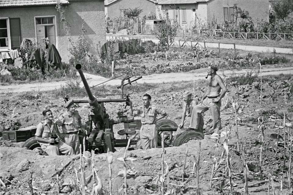 New Zealand Gun Crew in Italy