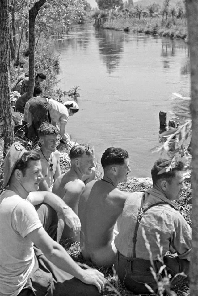 New Zealanders enjoying the sunshine