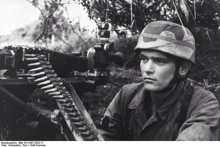 German paratrooper with a MG 42