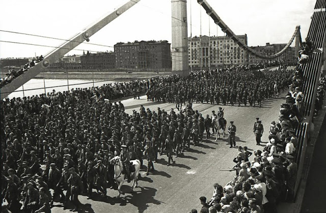 German Prisoners March to Moscow