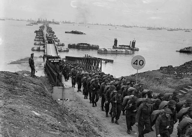 Soldiers landing at Arromanches