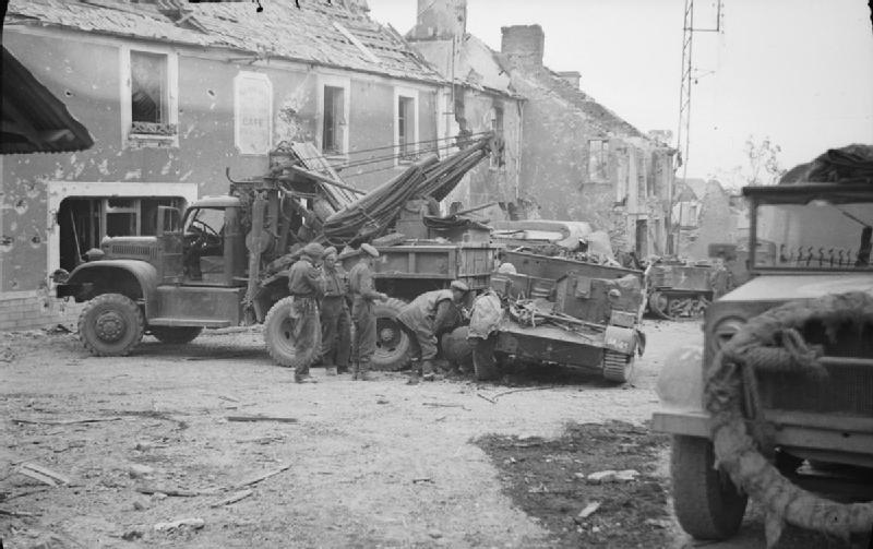 breakdown gang	working on wrecked vehicles