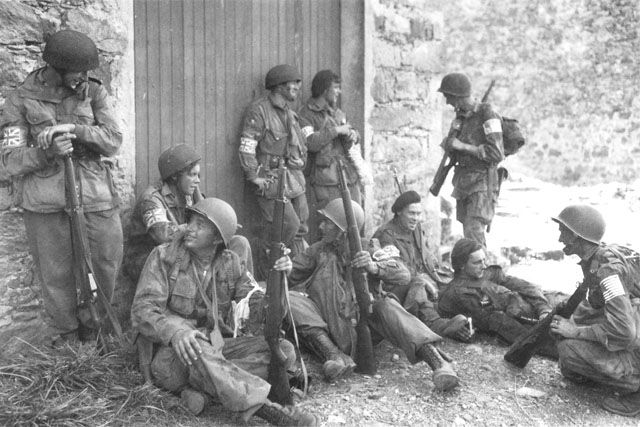 US and UK Paratroopers Take Break