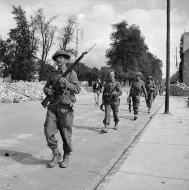 5th Coldstream Guards enter Arras