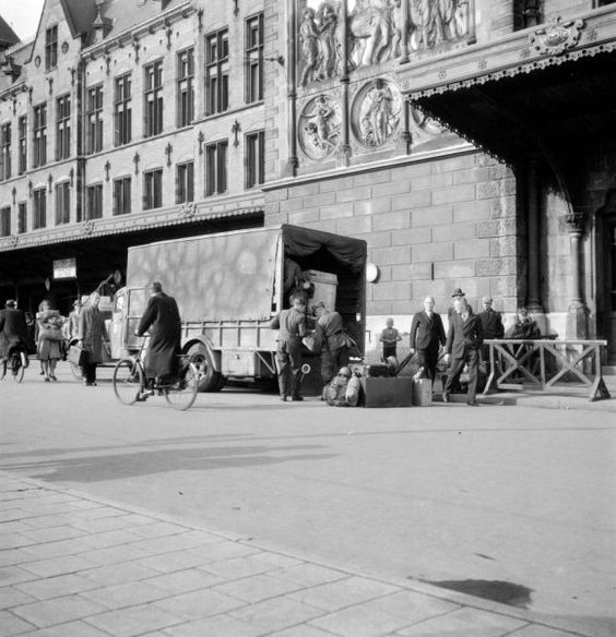 Germans Packing to Leave Amsterdam