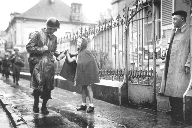 American soldier receives gift