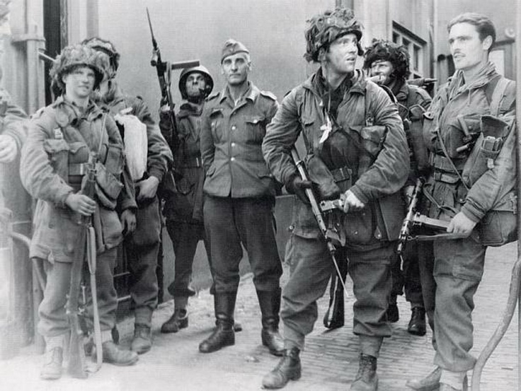 British paratroopers with German prisoner