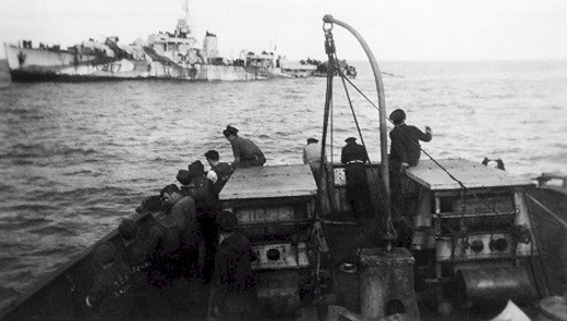 Preparing To Tow HMCS <i>Chebogue</i>