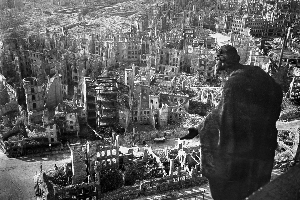 panoramic picture of Dresden after Allied bombing