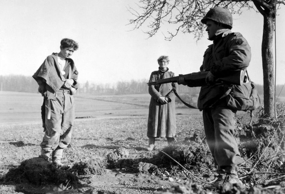 US Soldier Guarding POWs