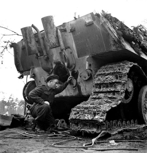 examines a German <i>Jagdpanther</i>