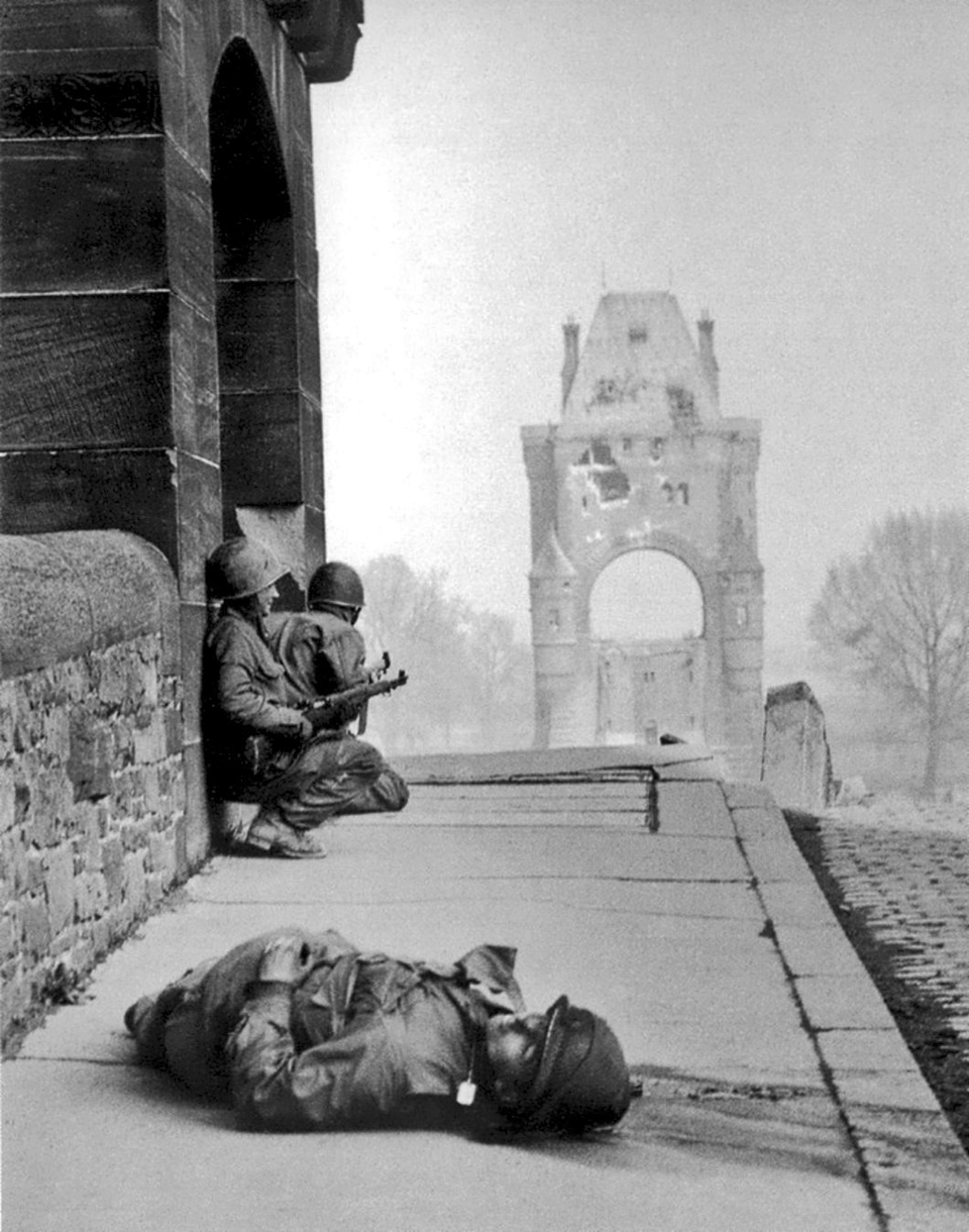 US Soldiers Take Cover