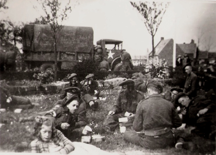 Canadian Camerons at Ten Boer, Sharing food