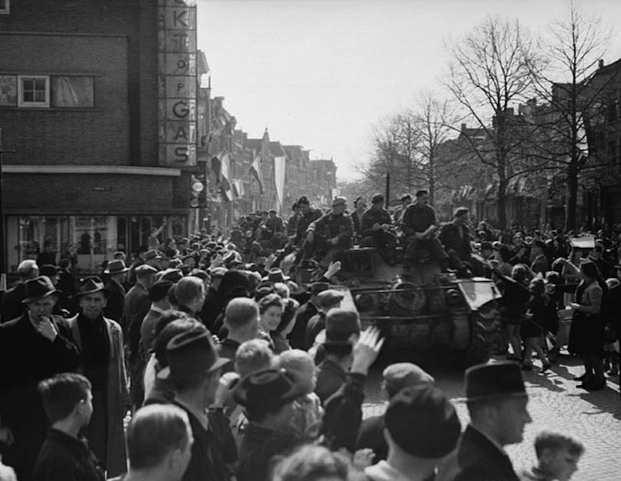 Dutch civilians welcoming Canadian troops