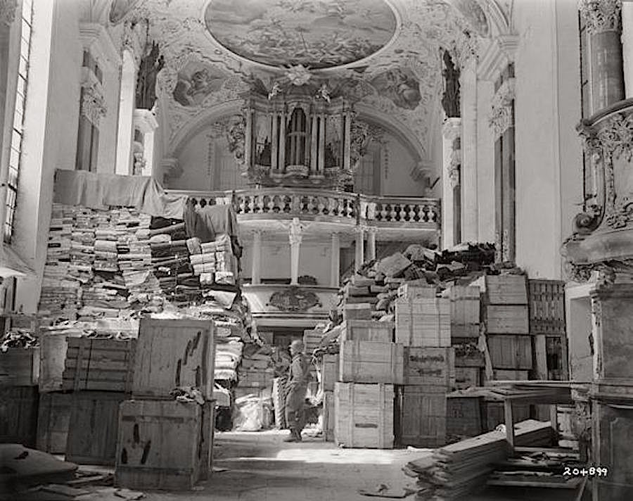 inspects Nazi looted art