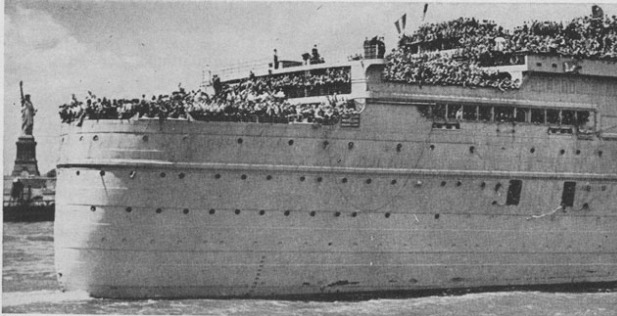 GIs pack the decks of the <i>Queen Mary</i>