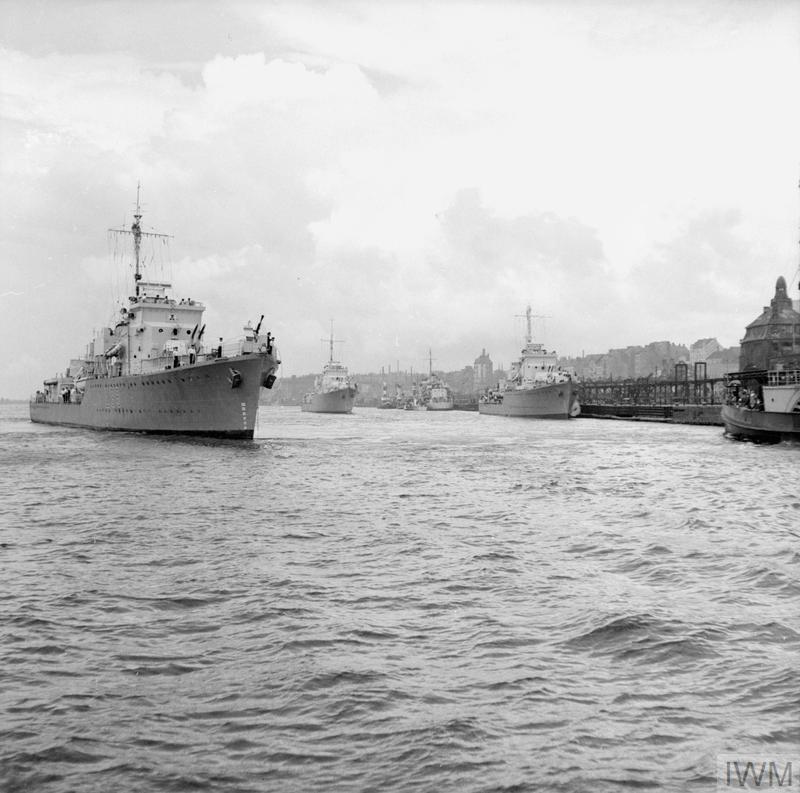 First British destroyers enter Hamburg