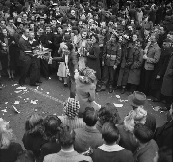 Celebrating V-J Day in Melbourne